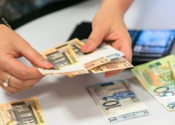 Українці за кордоном скоротили перекази грошей додому: про що свідчать дані Нацбанку
