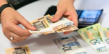 Українці за кордоном скоротили перекази грошей додому: про що свідчать дані Нацбанку