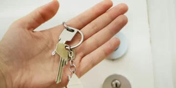 Українець виграв суд проти 29-річного сина, який втік за кордон: біженця виписали з батьківського житла